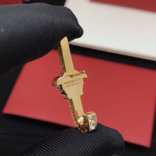 Earrings that attract attention in early spring 2023SS VERSACE Versace Earrings that attract attention in early spring 2023SS VERSACE Versace